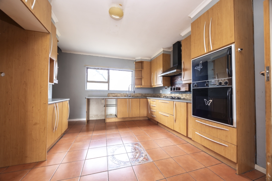 7 Bedroom Property for Sale in Plattekloof Western Cape